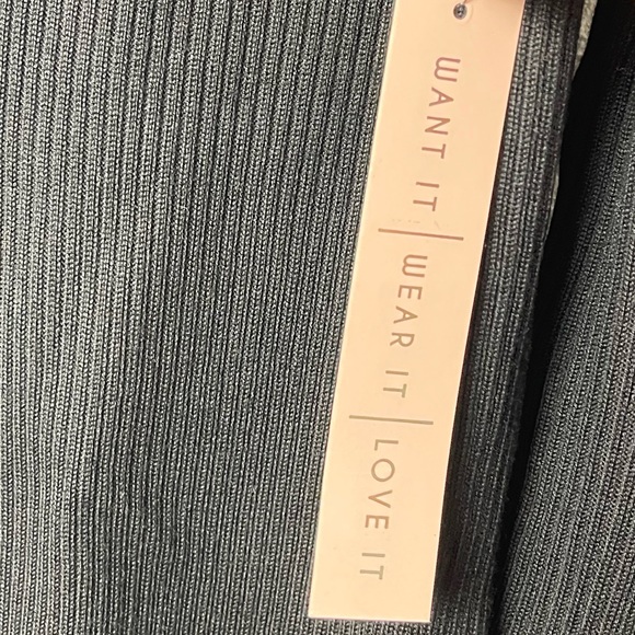 NWT Juniors cold shoulder Mock-neck sweater - Picture 5 of 8